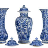A CHINESE EXPORT PORCELAIN BLUE AND WHITE THREE-PIECE GARNITURE - Foto 4