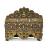 AN INLAID AND APPLIQUE GILT-COPPER AND SILVER REPOUSSE ALTAR - Foto 1