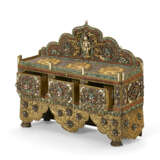 AN INLAID AND APPLIQUE GILT-COPPER AND SILVER REPOUSSE ALTAR - Foto 4