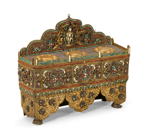 AN INLAID AND APPLIQUE GILT-COPPER AND SILVER REPOUSSE ALTAR - Foto 5