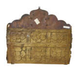 AN INLAID AND APPLIQUE GILT-COPPER AND SILVER REPOUSSE ALTAR - Foto 7