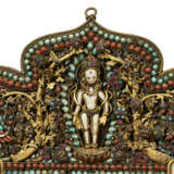 AN INLAID AND APPLIQUE GILT-COPPER AND SILVER REPOUSSE ALTAR - Foto 8