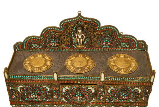 AN INLAID AND APPLIQUE GILT-COPPER AND SILVER REPOUSSE ALTAR - Foto 9