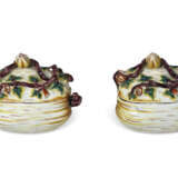 A PAIR OF DUTCH DELFT POLYCHROME MELON-FORM BOXES AND COVERS - Foto 2
