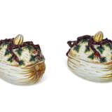 A PAIR OF DUTCH DELFT POLYCHROME MELON-FORM BOXES AND COVERS - фото 4
