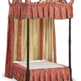 AN EARLY GEORGE III MAHOGANY FOUR POSTER BED AND SILK COVERED TESTER - фото 2