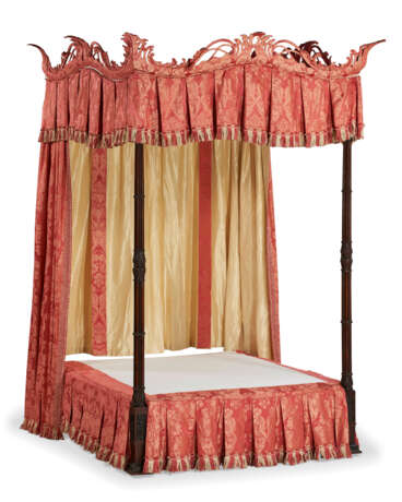 AN EARLY GEORGE III MAHOGANY FOUR POSTER BED AND SILK COVERED TESTER - photo 2