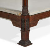 AN EARLY GEORGE III MAHOGANY FOUR POSTER BED AND SILK COVERED TESTER - фото 5