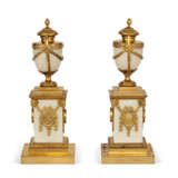 A PAIR OF GEORGE III ORMOLU-MOUNTED WHITE MARBLE CANDLE VASES - фото 3