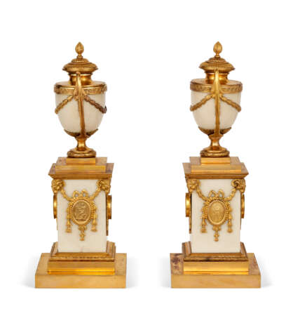 A PAIR OF GEORGE III ORMOLU-MOUNTED WHITE MARBLE CANDLE VASES - фото 3