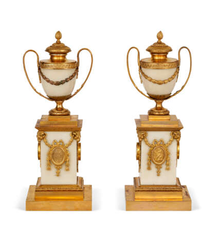 A PAIR OF GEORGE III ORMOLU-MOUNTED WHITE MARBLE CANDLE VASES - фото 4