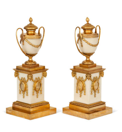 A PAIR OF GEORGE III ORMOLU-MOUNTED WHITE MARBLE CANDLE VASES - фото 5