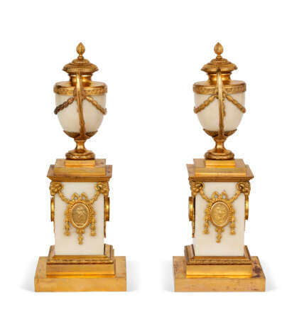 A PAIR OF GEORGE III ORMOLU-MOUNTED WHITE MARBLE CANDLE VASES - фото 7