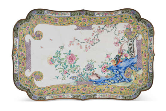 A RARE AND VERY LARGE CHINESE PAINTED ENAMEL QUATRELOBED TRAY - фото 1