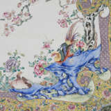 A RARE AND VERY LARGE CHINESE PAINTED ENAMEL QUATRELOBED TRAY - Foto 2