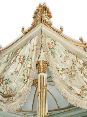 A LATE GEORGE III CREAM-PAINTED AND PARCEL-GILT FOUR-POST BED - фото 5