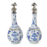 A PAIR OF SILVER-MOUNTED CHINESE EXPORT PORCELAIN BLUE AND WHITE BOTTLES - фото 2