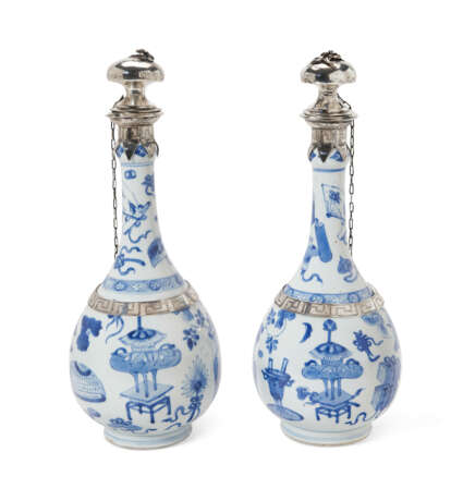 A PAIR OF SILVER-MOUNTED CHINESE EXPORT PORCELAIN BLUE AND WHITE BOTTLES - photo 2