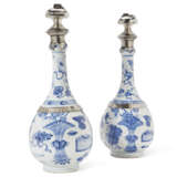 A PAIR OF SILVER-MOUNTED CHINESE EXPORT PORCELAIN BLUE AND WHITE BOTTLES - фото 3