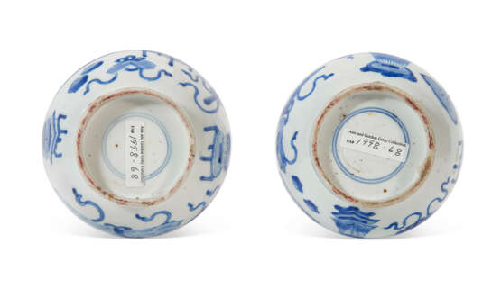 A PAIR OF SILVER-MOUNTED CHINESE EXPORT PORCELAIN BLUE AND WHITE BOTTLES - photo 5