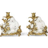 A PAIR OF FRENCH ORMOLU-MOUNTED CHINESE BLANC-DE-CHINE PORCELAIN CANDLESTICKS - Foto 1