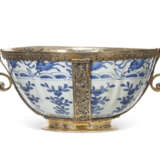 A SILVER-MOUNTED CHINESE EXPORT PORCELAIN BLUE AND WHITE BOWL - фото 1