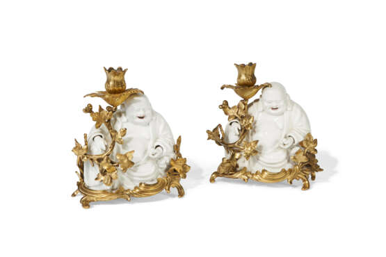 A PAIR OF FRENCH ORMOLU-MOUNTED CHINESE BLANC-DE-CHINE PORCELAIN CANDLESTICKS - фото 2