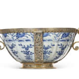 A SILVER-MOUNTED CHINESE EXPORT PORCELAIN BLUE AND WHITE BOWL - фото 2