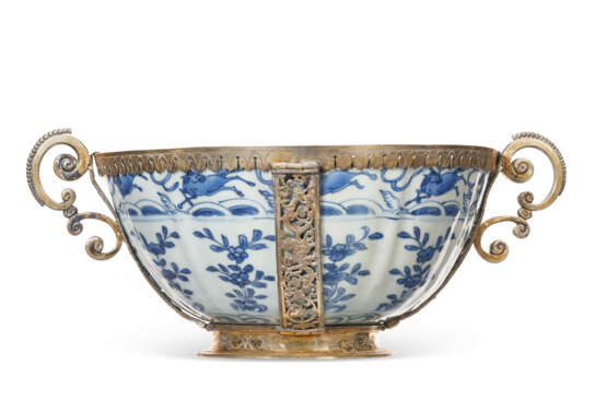 A SILVER-MOUNTED CHINESE EXPORT PORCELAIN BLUE AND WHITE BOWL - Foto 2