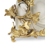 A PAIR OF FRENCH ORMOLU-MOUNTED CHINESE BLANC-DE-CHINE PORCELAIN CANDLESTICKS - Foto 5