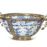 A SILVER-MOUNTED CHINESE EXPORT PORCELAIN BLUE AND WHITE BOWL - фото 4