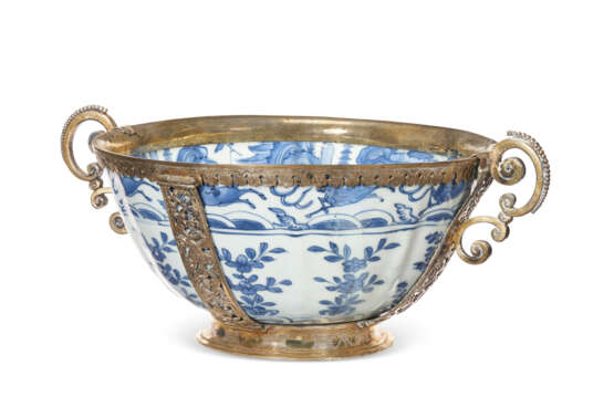 A SILVER-MOUNTED CHINESE EXPORT PORCELAIN BLUE AND WHITE BOWL - Foto 4