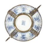 A SILVER-MOUNTED CHINESE EXPORT PORCELAIN BLUE AND WHITE BOWL - Foto 6