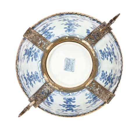 A SILVER-MOUNTED CHINESE EXPORT PORCELAIN BLUE AND WHITE BOWL - фото 6