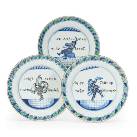 THREE CHINESE EXPORT PORCELAIN COMMEDIA DELL`ARTE `SOUTH SEA BUBBLE` PLATES - фото 1