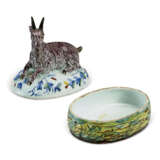 A PAIR OF ASSOCIATED DUTCH DELFT POLYCHROME FIGURAL OVAL BUTTER DISHES AND COVERS - Foto 6