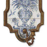 FOUR BRONZE-MOUNTED DUTCH DELFT BLUE AND WHITE TILE WALL LIGHTS - Foto 2