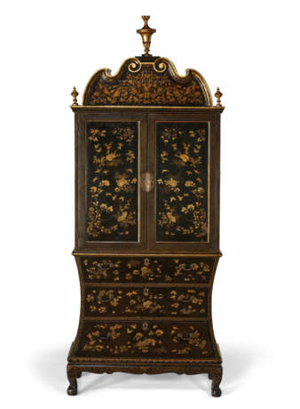 A PAIR OF CHINESE EXPORT BLACK AND GOLD LACQUER CABINETS ON CHESTS - photo 2