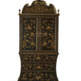 A PAIR OF CHINESE EXPORT BLACK AND GOLD LACQUER CABINETS ON CHESTS - photo 5
