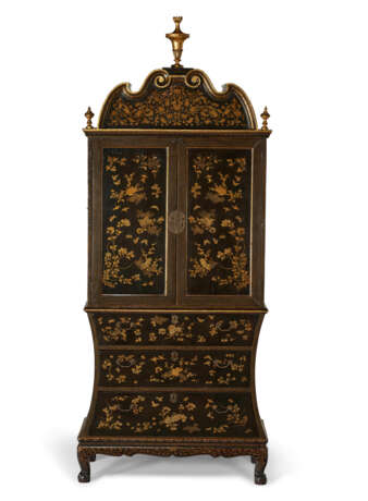 A PAIR OF CHINESE EXPORT BLACK AND GOLD LACQUER CABINETS ON CHESTS - photo 5