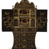 A PAIR OF CHINESE EXPORT BLACK AND GOLD LACQUER CABINETS ON CHESTS - фото 6