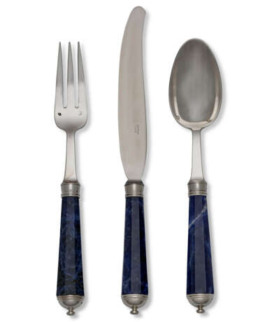 A FRENCH SILVER-MOUNTED HARDSTONE DESSERT FLATWARE SERVICE - Foto 1