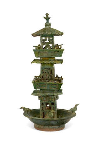 A CHINESE THREE-TIERED GREEN-GLAZED POTTERY WATCH TOWER - Foto 1