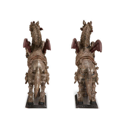 A PAIR OF CARVED, SILVERED AND PAINTED WOOD FIGURES OF RAMPANT HORSES - фото 2