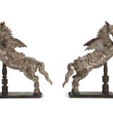 A PAIR OF CARVED, SILVERED AND PAINTED WOOD FIGURES OF RAMPANT HORSES - Foto 3