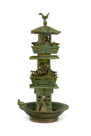 A CHINESE THREE-TIERED GREEN-GLAZED POTTERY WATCH TOWER - Foto 3