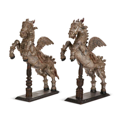 A PAIR OF CARVED, SILVERED AND PAINTED WOOD FIGURES OF RAMPANT HORSES - фото 5