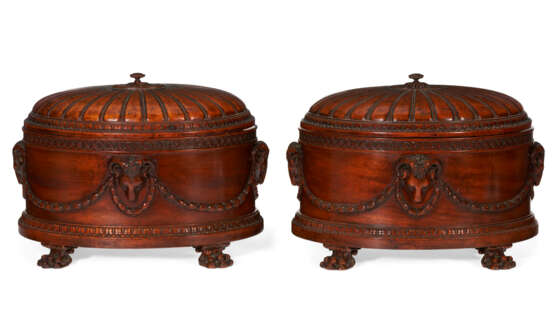 A PAIR OF GEORGE III STYLE MAHOGANY OVAL CASKETS - Foto 2