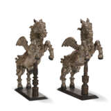 A PAIR OF CARVED, SILVERED AND PAINTED WOOD FIGURES OF RAMPANT HORSES - Foto 6