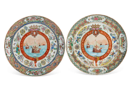 A PAIR OF CHINESE EXPORT PORCELAIN `CANTON FAMILLE ROSE` ARMORIAL COMMEMORATIVE PLATES - фото 1